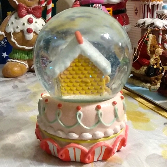 Gingerbread House Snow Globe Water Globe Pink Frosting Glittery Sparkly Cookie - Picture 3 of 7